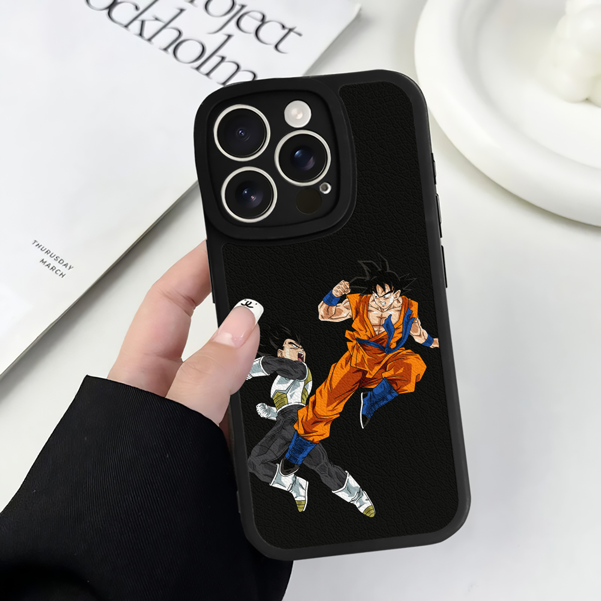 （画像用） ドラゴンボール 孫悟空（そん ごくう）Son Goku カカロット DRAGON BALL Kakarotto 【iPhone 16シリーズ対応】シリコンスマホケース（レザー調） 材質：シリコン